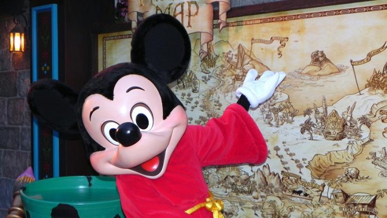 Mickey muestra a Efe su mapa durante la presentación a los medios del nuevo lugar del parque Disneyland Resort de Anaheim, California. EFE/Luis Uribe/Archivo
