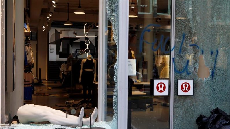 Las ventanas rotas de la tienda Lululemon Athletica se ven en la SOHO después de las protestas violentas de la noche del 31 de mayo de 2020 por la muerte de George Floyd, en Nueva York, EE.UU., 01 de junio 2020. (EFE/EPA/JASON SZENES)