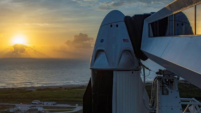 Fotografía cedida el pasado 24 de mayo por la empresa SpaceX en la que se registró la cápsula Dragon Crew acoplada en lo alto del cohete Falcon 9, que transportará a los astronautas Doug Hurley y Bob Behnken de la NASA, en la plataforma 39A del Centro Espacial Kennedy, en Cabo Cañaveral (Florida, EE.UU.). EFE/SpaceX
