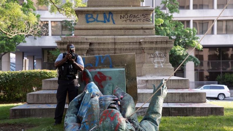 Se ve una estatua del General Confederado Albert Pike con una soga alrededor del cuello después de haber sido derribada y desfigurada cerca de la Plaza de la Judicatura, tras un día de celebraciones del 14 de junio en Washington, DC, EE.UU., el 20 de junio de 2020. (EFE/EPA/MICHAEL REYNOLDS)
