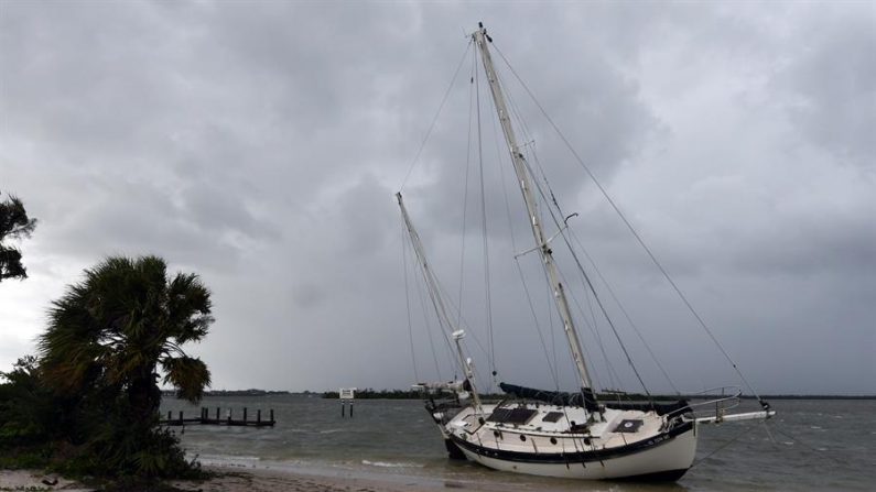 Fotografía tomada el pasado 3 de septiembre en la que se registró un velero que fue llevado a la costa después de perder su amarre por los fuertes vientos del huracán Dorian, en Fort Pierce (Florida, EE.UU.). EFE/Jim Rassol/Archivo
