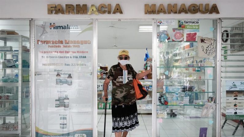 Una cliente de la tercera edad sale este viernes, de una farmacia de Managua (Nicaragua). EFE/Carlos Herrera
