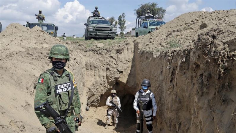 Miembros de la XXV zona militar, Sedena y Semar vigilan el 30 de junio de 2020, un túnel con cuatro tomas clandestinas de gas LP, localizado en la zona de San Martín Texmelucan, Puebla (México). EFE/ Hilda Ríos
