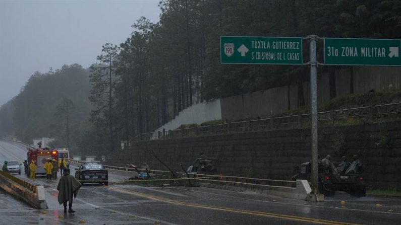 Un joven motociclista falleció el 3 de junio de 2020 al caerle unas ramas de un árbol, por las fuertes lluvias que provoca la depresión tropical Cristóbal, cuando circulaba en la carretera internacional San Cristobal-Comitán, en el estado de Chiapas (México). EFE/Carlos López