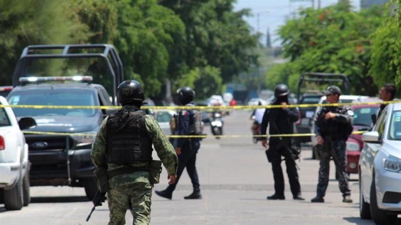 Policías estatales y personal de la Guardia Nacional vigilan el lugar de los hechos donde fueron asesinados dos policías ministeriales y una mujer policía ministerial resultó herida en el municipio de Celaya, estado de Guanajuato (México). EFE/ Str/Archivo
