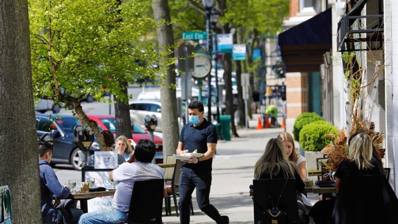 En el caso de los restaurantes, la ciudad de Nueva York ha activado un programa en el que tiene previsto cerrar algunas calles para que se puedan colocar mesas en zonas antes destinadas a los aparcamientos de los vehículos. EFE/EPA/Peter Foley/Archivo
