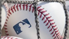 Varios jugadores de la MLB y personal de equipos dan positivo de COVID-19, según informe