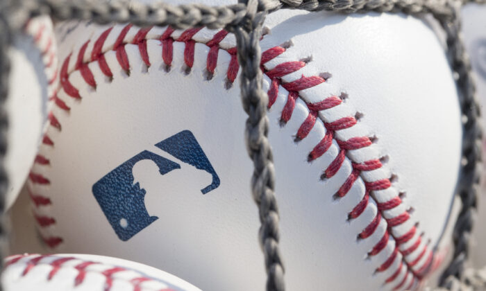 Una pelota de béisbol con el logo de la MLB se ve en el Citizens Bank Park, antes de un partido entre los Washington Nationals y los Philadelphia Phillies en Philadelphia, Pa., el 28 de junio de 2018. (Mitchell Leff/Getty Images)