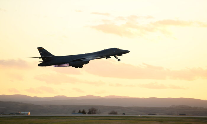 Un B-1B Lancer se despliega desde la base de la Fuerza Aérea Ellsworth en Dakota del Sur el 28 de abril de 2020. (Nicolas Erwin/Fuerza Aérea de EE. UU.)