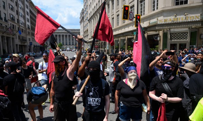 Los miembros de Antifa marchan mientras el movimiento se reúne para una manifestación de "Exigencia de libertad de expresión" en Washington, el 6 de julio de 2019. (Andrew Caballero-Reynolds//AFP/Getty Images)