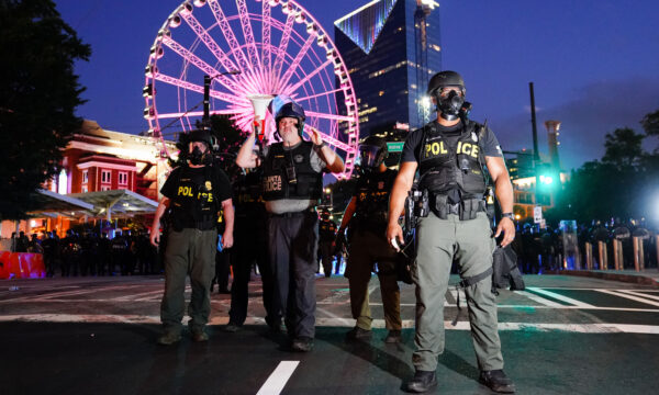 La policía forma una línea mientras intenta disolver una manifestación en Atlanta, Georgia, el 31 de mayo de 2020. (Elijah Nouvelage/Getty Images)