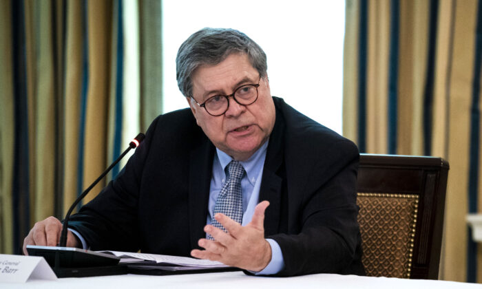 El Fiscal General William Barr habla durante una mesa redonda con funcionarios de la ley en el Comedor Estatal de la Casa Blanca, en Washington, el 8 de junio de 2020. (Doug Mills-Pool/Getty Images)