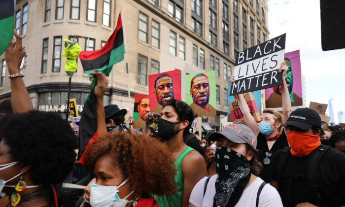 Miles de personas participan en una marcha en Manhattan, Nueva York, el 19 de junio de 2020. (Spencer Platt/Getty Images)
