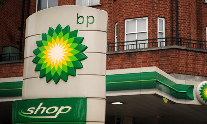 El logo de BP está en una estación de servicio en el centro de Londres el 1 de febrero de 2011. (Ben Stansall/AFP a través de Getty Images)
