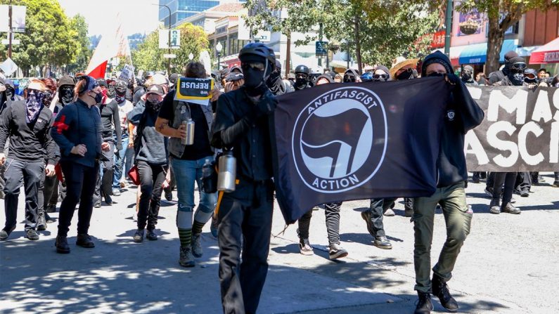Los militantes de Antifa marchan con los manifestantes contrarios, oponiéndose a la manifestación de extrema derecha en Berkeley, 5 de agosto de 2018. (Amy Osborne/AFP/Getty Images)