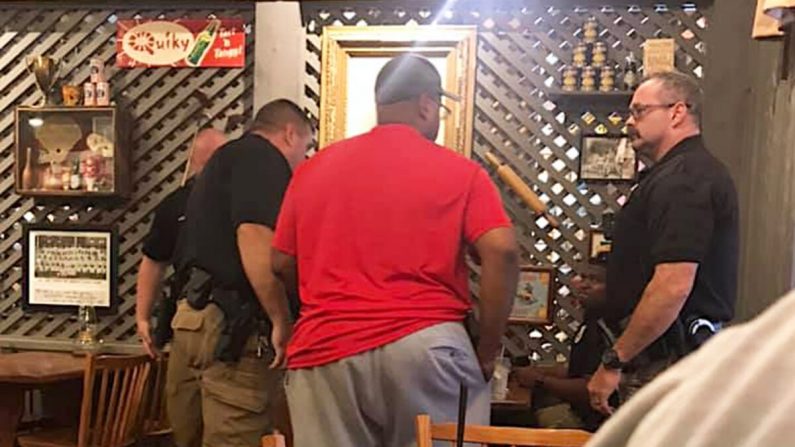 Un hombre negro lamenta la muerte del sargento de policía Stephen Williams  y ofrece pagar el desayuno a un grupo de oficiales. (Cortesía de Garrett Cotton)