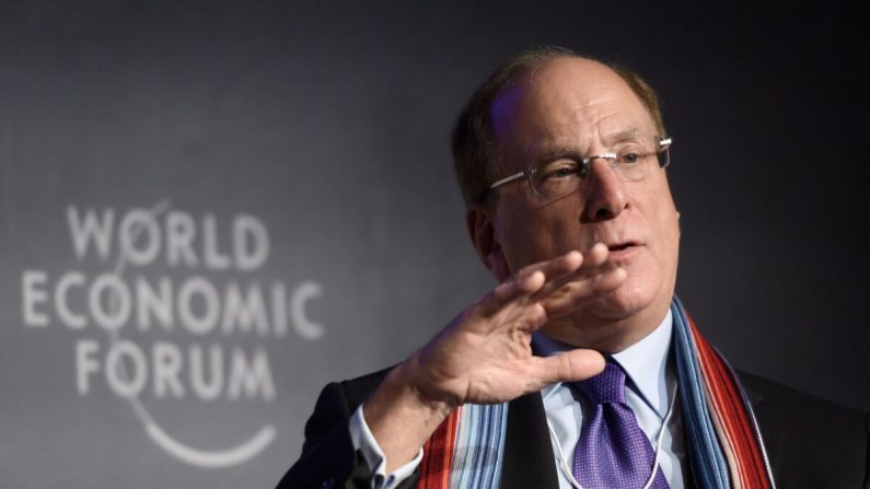 El Presidente y CEO de BlackRock, Laurence D. Fink, asiste a una sesión en la reunión anual del Foro Económico Mundial (FEM) en Davos, el 23 de enero de 2020. (FABRICE COFFRINI/AFP a través de Getty Images)