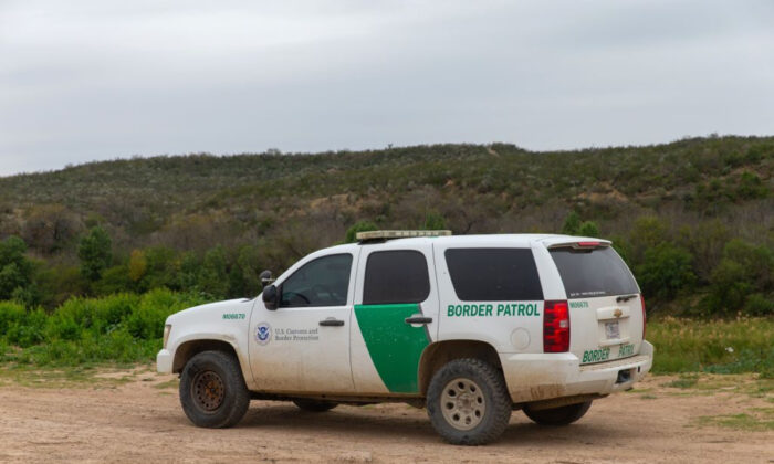 Un vehículo de la Patrulla Fronteriza de los Estados Unidos circula cerca del Río Grande en Laredo, Texas, el 14 de enero de 2019. (SUZANNE CORDEIRO/AFP/Getty Images)