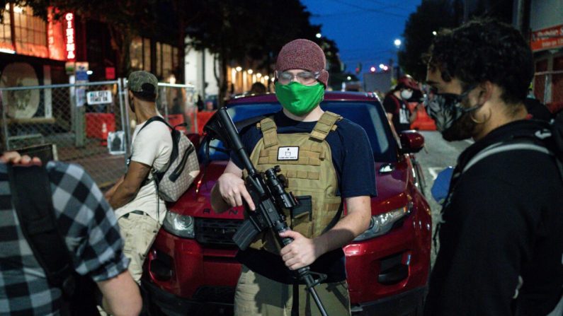 Un voluntario armado trabaja en la seguridad de la entrada de la llamada "Zona Autónoma del Capitolio", en Seattle, Washington, el 10 de junio de 2020. (David Ryder/Getty Images)