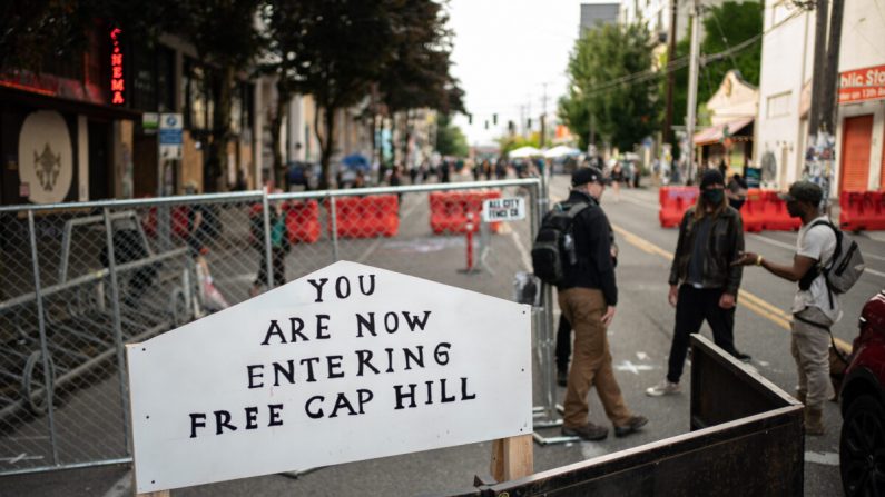 Se ve un cartel en una barrera a la entrada de la llamada "Zona Autónoma de Capitol Hill", en Seattle, Wash., el 10 de junio de 2020. (David Ryder/Getty Images)