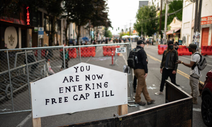 Un cartel en una barrera a la entrada de la llamada "Zona Autónoma del Capitolio", en Seattle, Wash., el 10 de junio de 2020. (David Ryder/Getty Images)