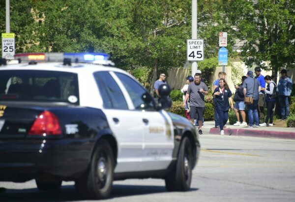 La policía maneja en una intersección de Palmdale, California, el 11 de mayo de 2018. (Frederic J. Brown/AFP vía Getty Images)