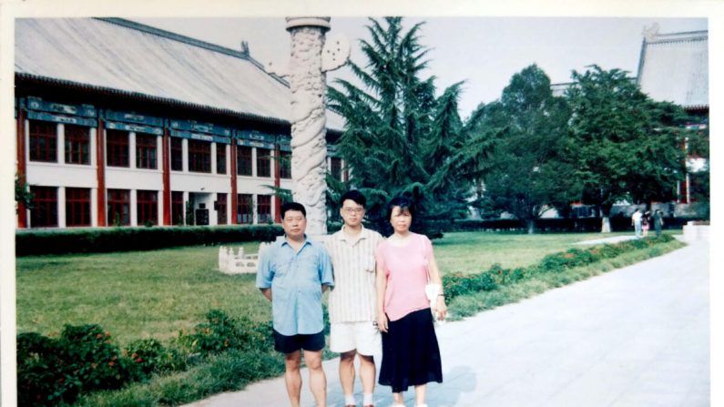 Cheng Wan (en medio) con sus padres en Beijing antes de salir a estudiar en el extranjero en Estados Unidos. (Cortesía de Cheng Wan)