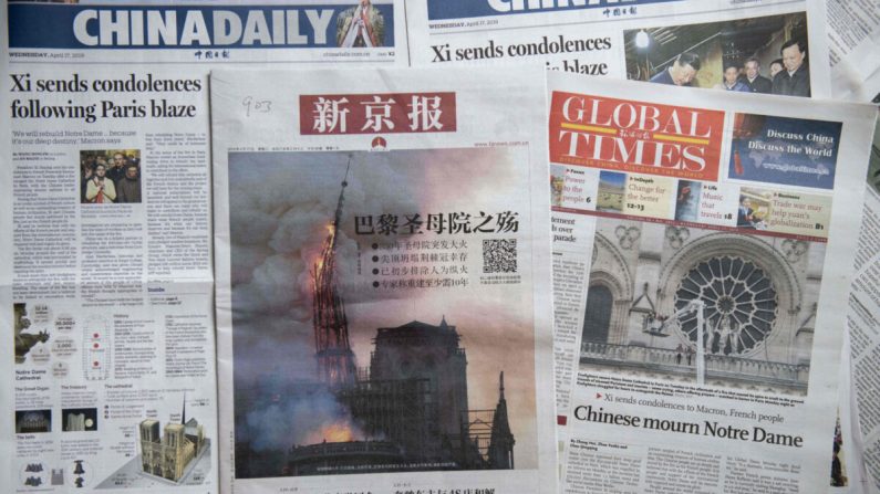 Portadas del China Daily (I), el Beijing News (C) y el Global Times (D) con el desastre de la Catedral de Notre-Dame, en Beijing el 17 de abril de 2019. (Nicolas Asfouri/AFP vía Getty Images)