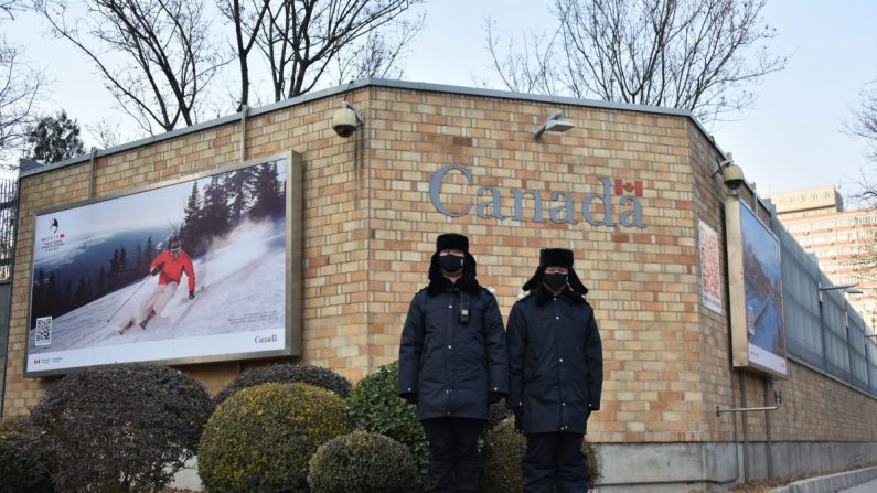 Oficiales de policía chinos hacen guardia frente a la embajada canadiense en Beijing, el 10 de diciembre de 2018. (Greg Baker/AFP/Getty Images)
