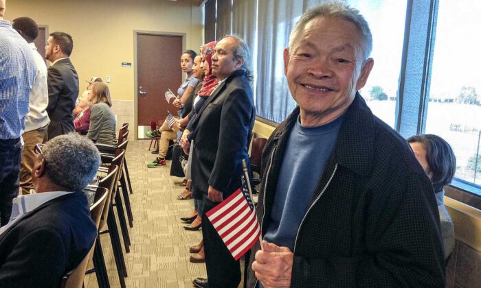 El padre de Lily Tang Williams se convirtió en ciudadano estadounidense. (Cortesía de Lily Tang Williams)