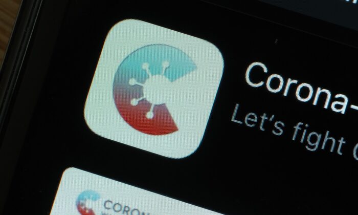 La nueva aplicación "Corona-Warn-App", desarrollada por el gobierno alemán para rastrear infecciones por Covid-19, se muestra en un iPhone, en Berlín, el 16 de junio de 2020. (Sean Gallup/Getty Images)