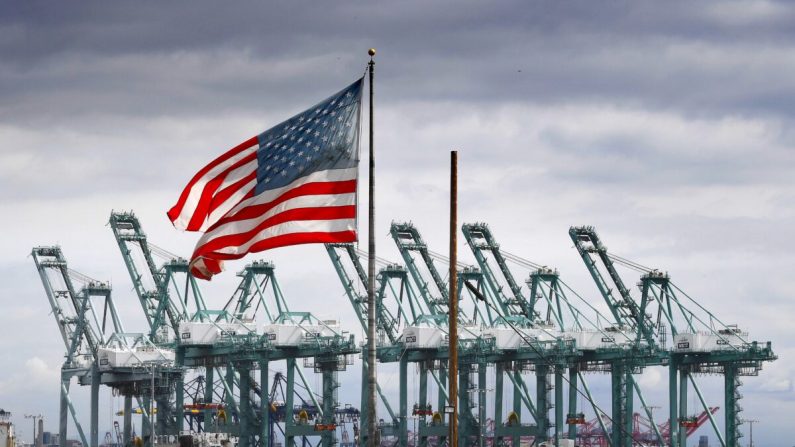 La bandera de EE.UU. ondea sobre las grúas de transporte y los contenedores en Long Beach, California, el 4 de marzo de 2019. (Mark Ralston/AFP vía Getty Images)