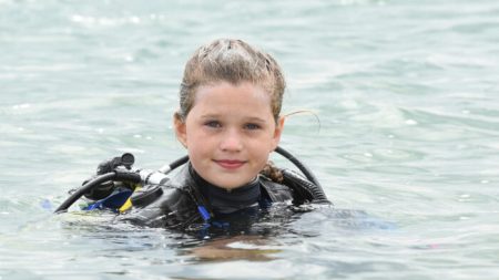 Valiente niña es la «más joven del mundo» en nadar con tiburones sin jaula