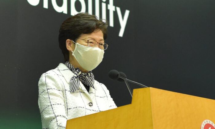 La líder de Hong Kong, Carrie Lam, durante una conferencia de prensa en Hong Kong el 16 de junio de 2020. (Bill Cox/The Epoch Times)