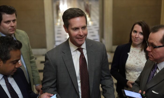 El representante Rodney Davis (R-Ill.) habla a los miembros de los medios de comunicación en el Capitolio de EE.UU. en Washington, el 13 de marzo de 2020. (Alex Wong/Getty Images)