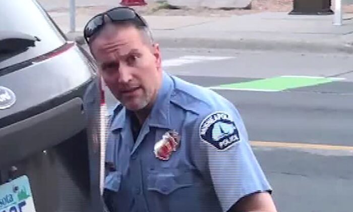 Despidieron al oficial de policía de Minneapolis, Derek Chauvin. (Cortesía de Darnella Frazier/Facebook)