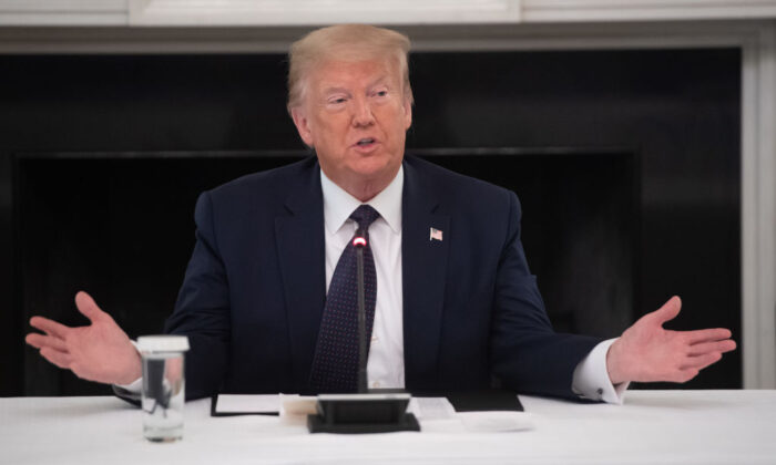 El 8 de junio de 2020, el presidente Donald Trump organiza una mesa redonda con funcionarios policiales sobre las relaciones policiales y comunitarias en el comedor estatal de la Casa Blanca en Washington. (Saul Loeb / AFP a través de Getty Images)