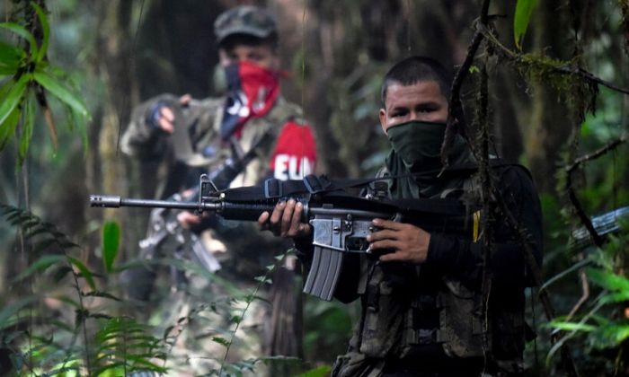 Miembros del frente Ernesto Che Guevara, perteneciente a la guerrilla del Ejército de Liberación Nacional (ELN), disparan durante un entrenamiento en la selva del Chocó, Colombia, el 26 de mayo de 2019. (Raul Arboleda/AFP vía Getty Images)