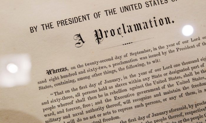 Una de las 25 copias de la Proclamación de Emancipación: El edicto histórico de Abraham Lincoln que llevó a prohibir la esclavitud en Estados Unidos. El documento, que originalmente era una medida militar, ahora tiene 150 años. (Chris Hondros/Getty Images)