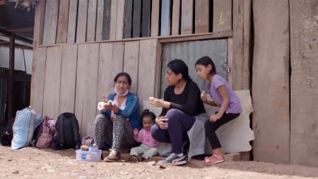 Mamá huye a su hogar en Amazonas tras encierro por COVID-19 en Perú, camina varias millas con sus hijas