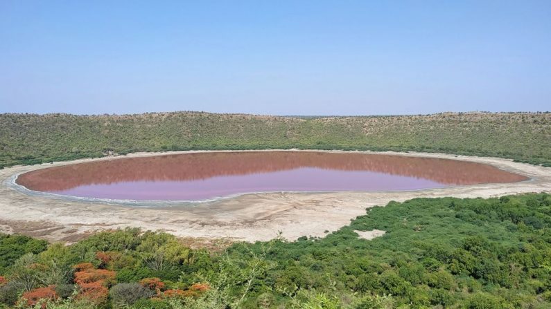 Una vista general del lago santuario del cráter Lonar el 11 de junio de 2020, en el distrito de Buldhana del estado de Maharashtra, India.  (SANTOSH JADHAV/AFP vía Getty Images)