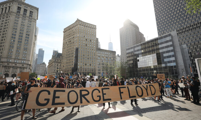 Los manifestantes se reúnen en Manhattan para protestar por la reciente muerte de George Floyd. (Foto de Spencer Platt/Getty Images)
