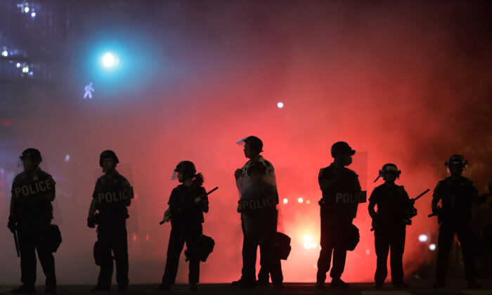 La policía mantiene un perímetro cerca durante las protestas de George Floyd en Washington DC. (Alex Wong/Getty Images)