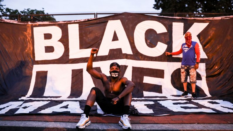 Los manifestantes posan frente a un cartel de Black Lives Matter cerca de la Casa Blanca tras la muerte de George Floyd el 25 de mayo bajo custodia policial, en Washington el 6 de junio de 2020. (Charlotte Cuthbertson/The Epoch Times)