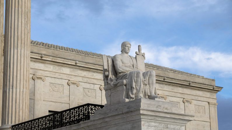 La estatua de la Autoridad Jurídica de la Corte Suprema en Washington el 10 de marzo de 2020. (Samira Bouaou / The Epoch Times)
