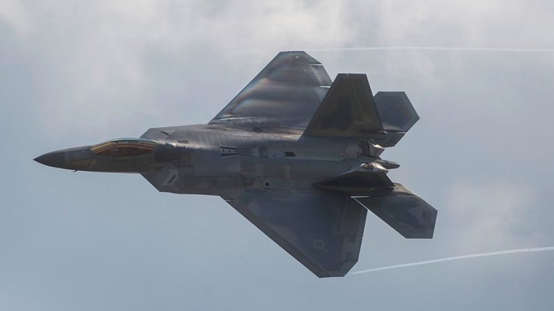 Un F-22 Raptor pasa volando durante el espectáculo aéreo en la Base Aérea de Joint Andrews en Maryland el 16 de septiembre de 2017. (Andrew Caballero-Reynolds/AFP/Getty Images)