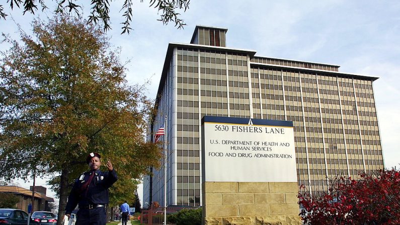 Un guardia de seguridad vigila los alrededores del Departamento de Salud y Servicios Humanos de Estados Unidos y de la Administración de Alimentos y Medicamentos (FDA) el 1 de noviembre de 2001 en Rockville, MD. (Manny Ceneta/Getty Images)