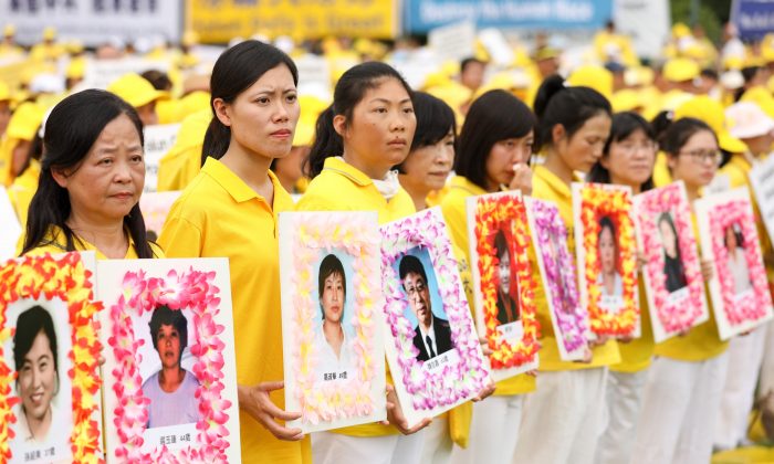 Practicantes de Falun Gong conmemoran a los practicantes que fueron perseguidos hasta la muerte por el régimen chino durante una marcha por la avenida Pennsylvania en Washington D.C. el 20 de junio de 2018. (Samira Bouaou/The Epoch Times)
