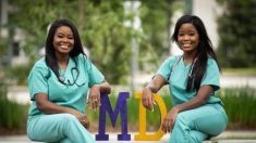 Primer dúo madre-hija se gradúa de la escuela medicina en el mismo hospital y al mismo tiempo