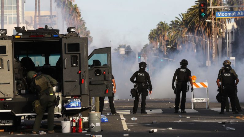 La policía vigilan durante las manifestaciones posteriores a la muerte de George Floyd el 31 de mayo de 2020 en Santa Mónica, California. (Mario Tama/Getty Images)